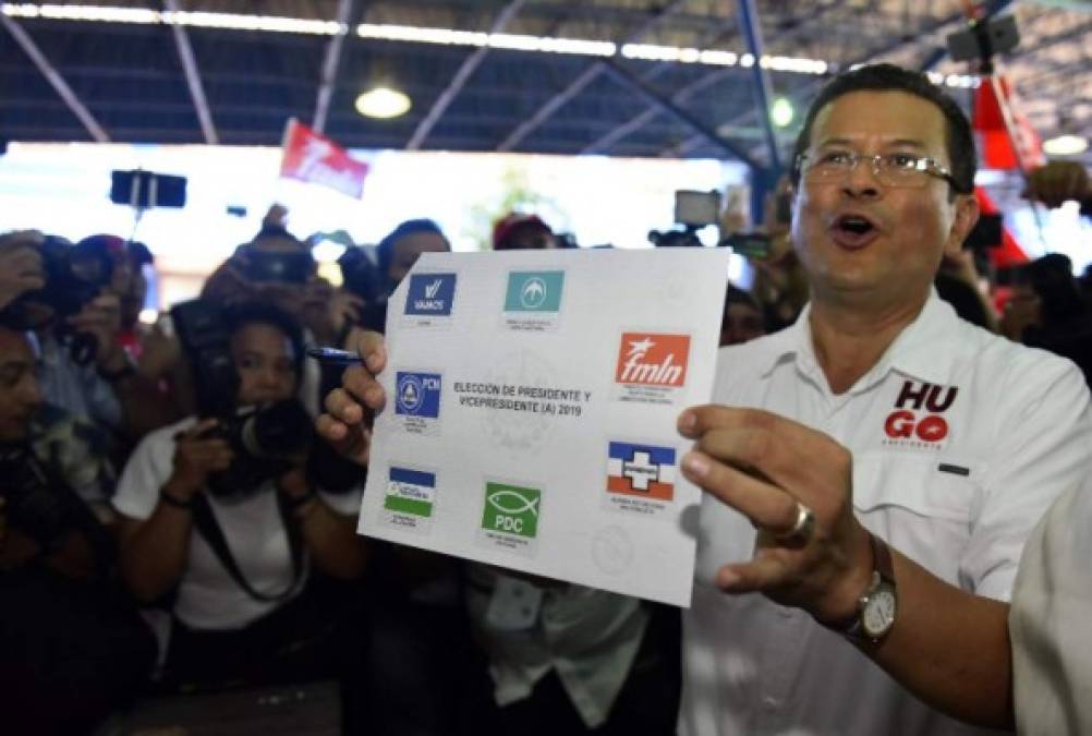El excanciller de la República, Hugo Martinez, es el candidato del izquierdista Frente Farabundo Marti para la Liberación Nacional (FMLN). El candidato no despegó en las encuestas y se mantuvo como tercero en las preferencias y se aleja la posibilidad de un tercer mandato de su partido.