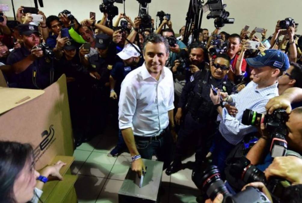 El empresario Carlos Calleja es la carta del derechista Alianza Republicana Nacionalista (ARENA) para recuperar la presidencia del país. ARENA gobernó a El Salvador entre 1994 y 2014, pero la gestión fue salpicada por varios casos de corrupción.