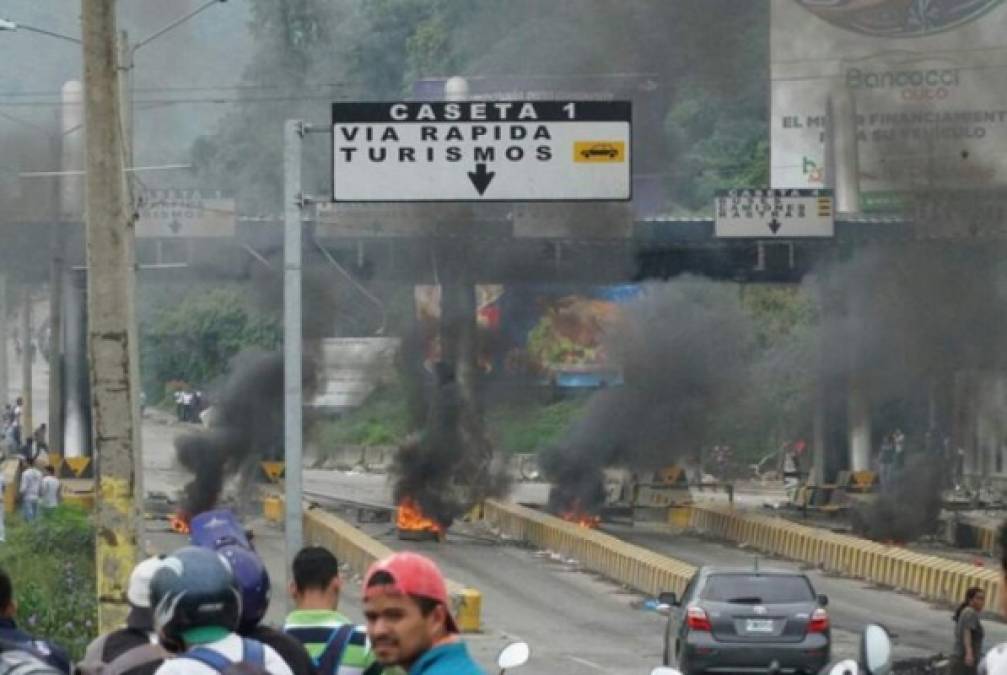 Los peajes hacia Puerto Cortés -norte- y hacia Tegucigalpa -sur- también fueron incendiados. En Villanueva, los manifestantes también quemaron una ambulancia.