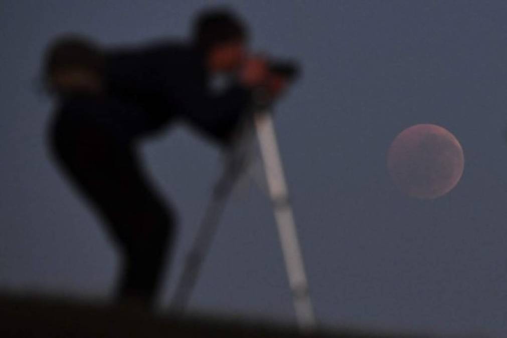 Así fue el eclipse lunar más largo del siglo XXI