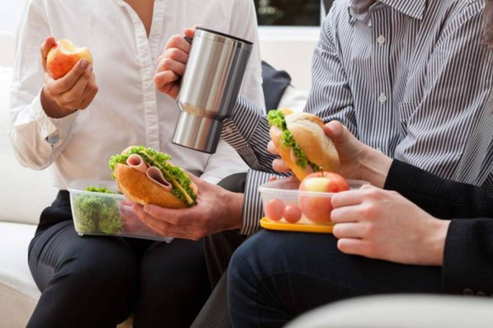 Hay una serie de errores que podrían evitarse independientemente de la comida que se lleve en el portaalimentos. El primero de ellos es comer rápido.