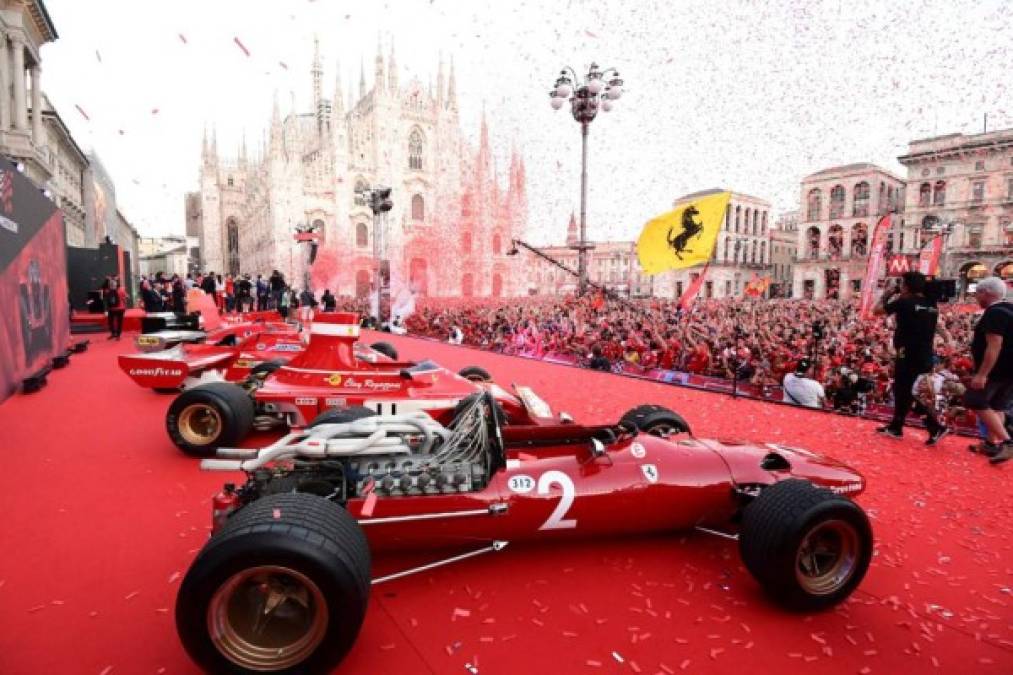 Ferrari festeja su 90 aniversario frente a la catedral de Milán