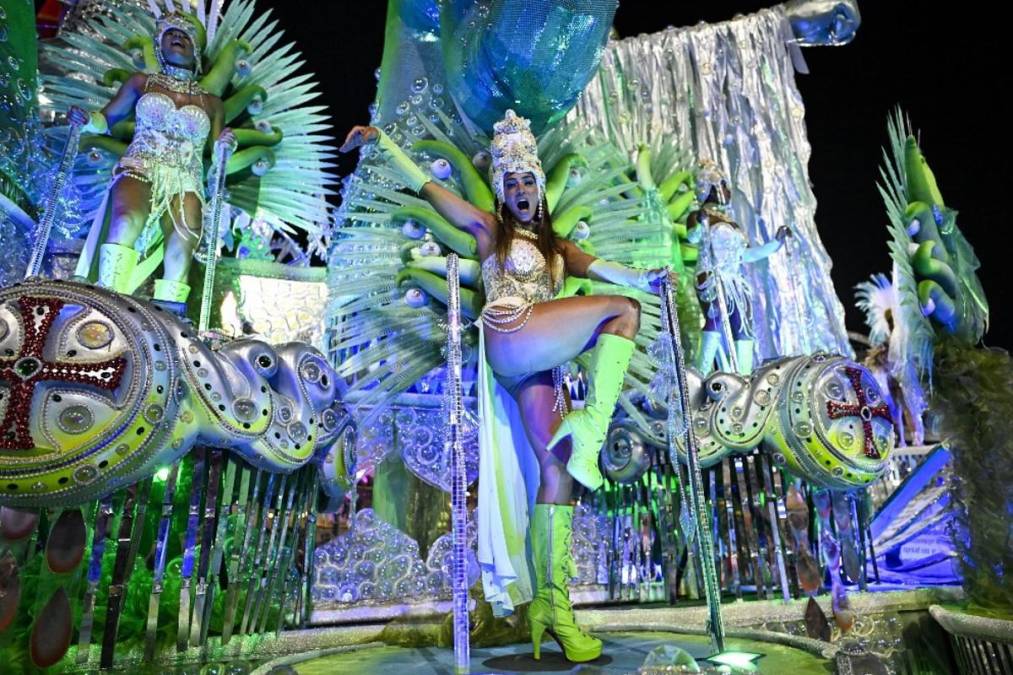 El carnaval hace vibrar el Sambódromo de Rio