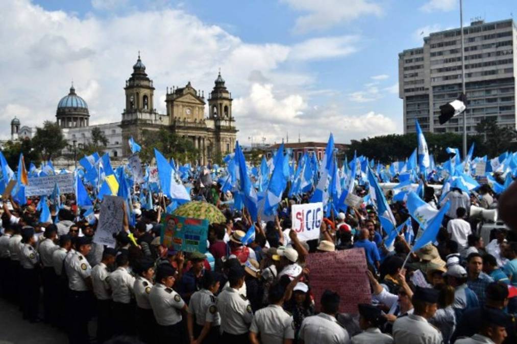 Más de 125.000 personas se reunieron en la Plaza de la Constitución de la capital guatemalteca en una intensa jornada de protestas pacíficas contra la corrupción. Los inndignados se manifestaron en todo el país. / AFP PHOTO / JOHAN ORDONEZ