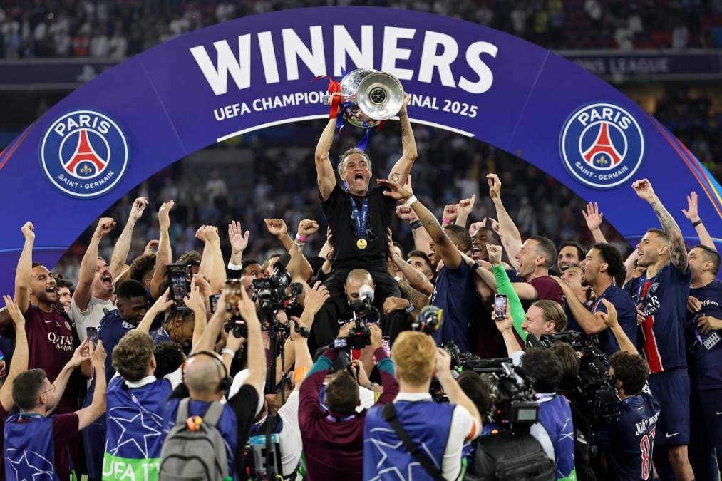 <i>Múnich (Alemania), 31/05/2025.- El entrenador del PSG, Luis Enrique, levanta el trofeo tras la victoria del equipo en la final de la UEFA Champions League entre el Paris Saint-Germain y el Inter de Milán en Múnich, Alemania, el 31 de mayo de 2025. El PSG ganó 5-0. (Liga de Campeones, Alemania) EFE/EPA/RONALD WITTEK</i>