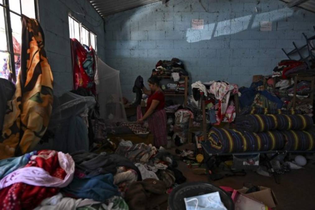 Una mujer indígena es vista en un refugio temporal durante las inundaciones en la comunidad indígena Comunidad Campur, Guatemala, el 10 de diciembre de 2020. - La comunidad indígena de Campur en el norte de Guatemala se ha convertido en una laguna después del paso de los huracanes Eta e Iota, que dejaron 160 muertos y desaparecidos en el país. (Foto de Johan ORDONEZ / AFP)