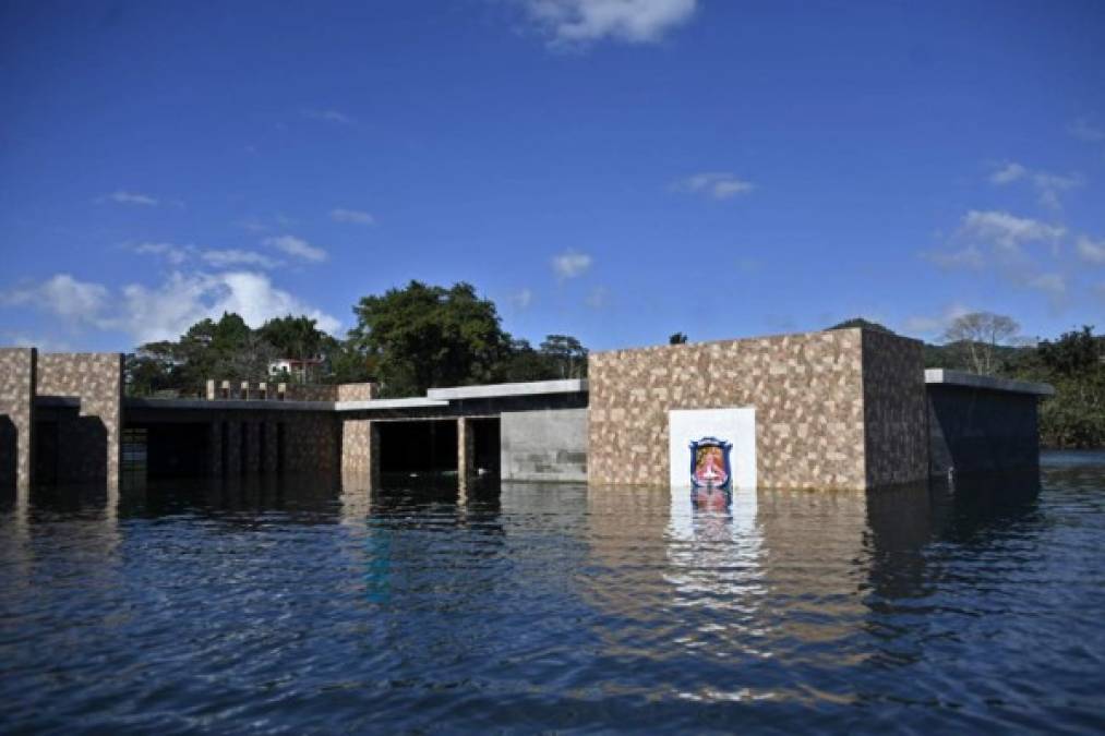 Vista de una escuela inundada en la comunidad indígena Comunidad Campur, Guatemala, el 10 de diciembre de 2020.- La comunidad indígena de Campur en el norte de Guatemala se ha convertido en una laguna luego del paso de los huracanes Eta e Iota, que dejaron 160 muertos y desaparecidos en el país. . (Foto de Johan ORDONEZ / AFP)