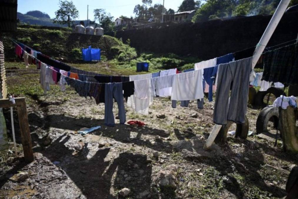 Vista de ropa colgada a secar en un refugio temporal durante las inundaciones en la comunidad indígena Comunidad Campur, Guatemala, el 10 de diciembre de 2020. - La comunidad indígena de Campur en el norte de Guatemala se ha convertido en una laguna después del paso de los huracanes Eta e Iota, que dejaron 160 muertos y desaparecidos en el país. (Foto de Johan ORDONEZ / AFP)