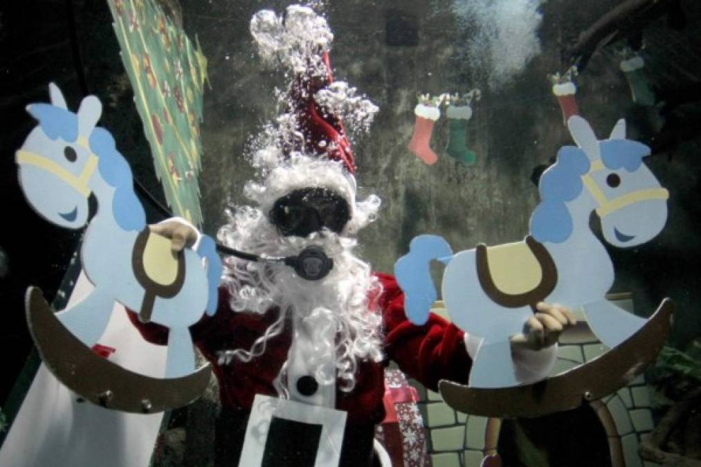Santa Claus extremo recibe cartas bajo el agua de acuario de Guadalajara