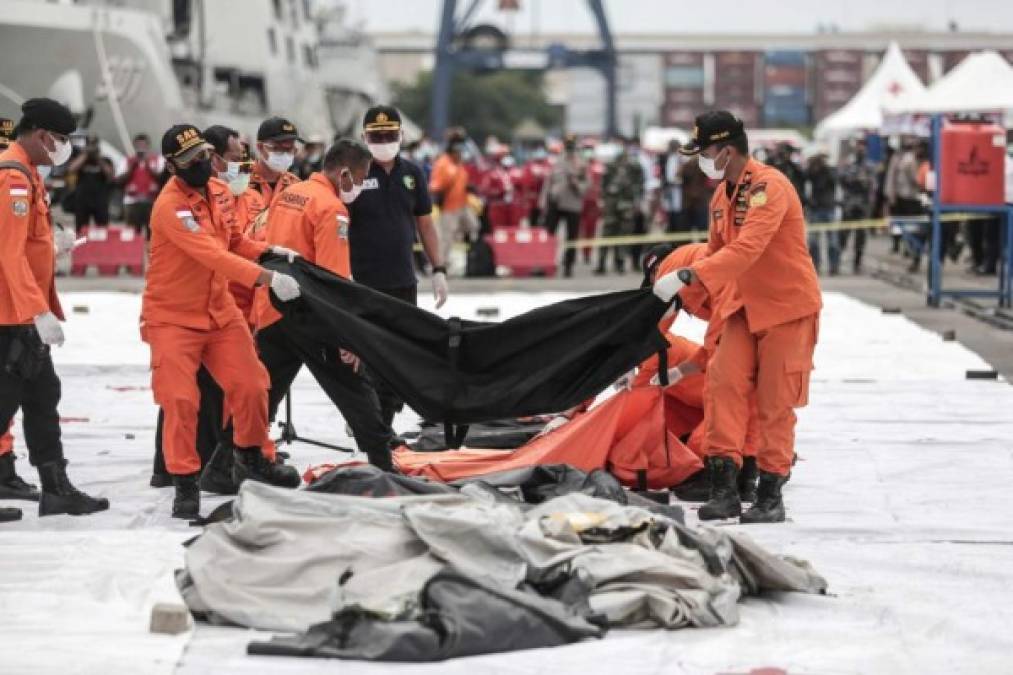 Recuperados restos humanos y partes del fuselaje del Boeing que se estrelló en Indonesia