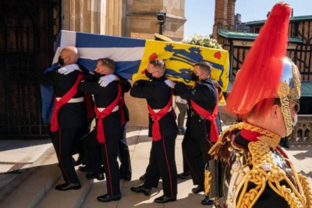 Reina Isabel II y su familia dan el ‘último adiós’ al príncipe Felipe