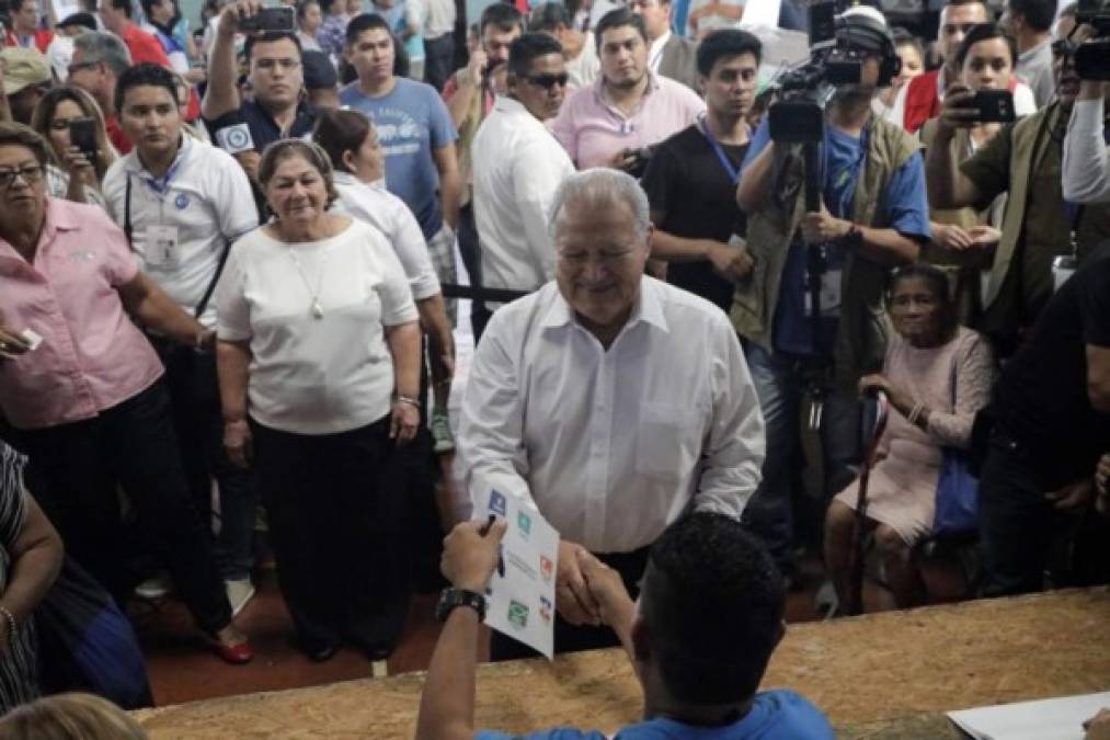 Los salvadoreños eligieron hoy al sucesor del presidente Salvador Sánchez Cerén, el segundo mandatario por el partido FMLN. Cerén es el presidente con la popularidad más baja desde los acuerdos de paz. Su sucesor guiará las riendas del país en el período 2019-2024.