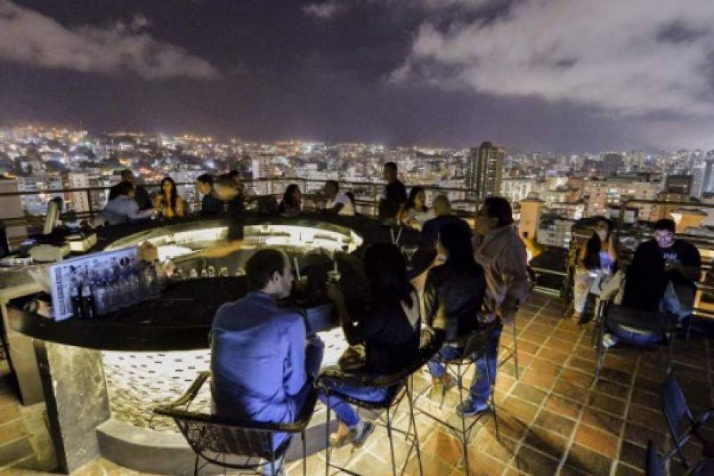 Por su vibrante vida nocturna es casi imposible imaginar que el país está en medio de una brutal crisis económica, social y política, marcada por falta de alimentos básicos, como la harina o el azúcar, más de dos meses de protestas en las calles y varias ciudades semiparalizadas.