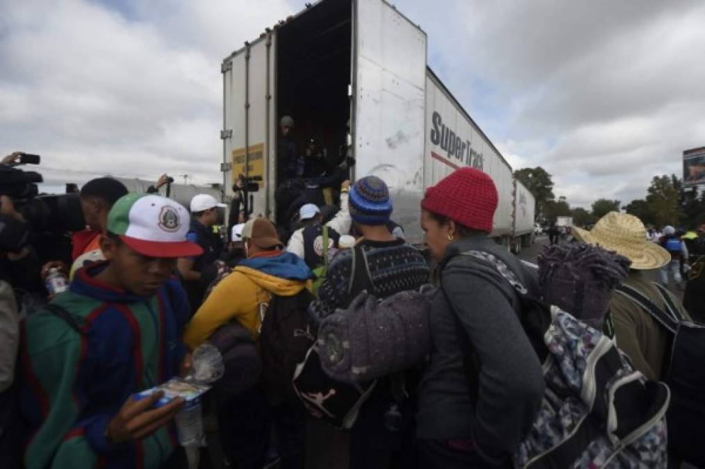 Unos 5.000 migrantes centroamericanos dejan Ciudad de México y siguen hacia EEUU