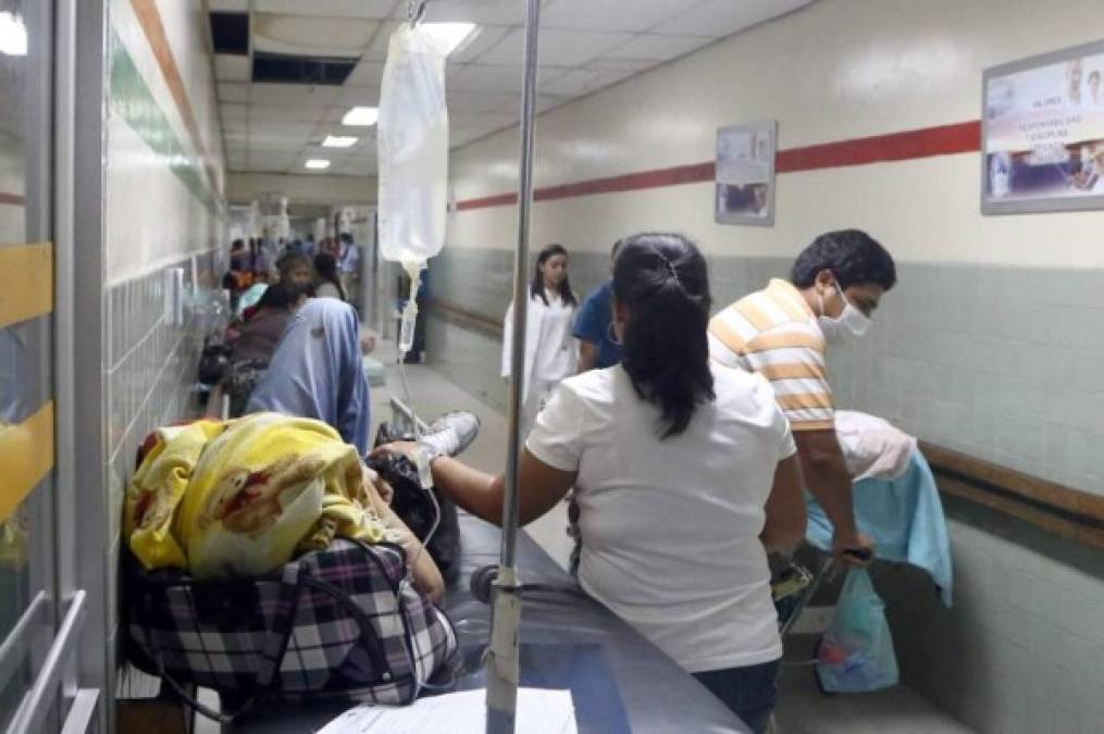 Deficiente y colapsada salud pública hondureña está postrada en los pasillos