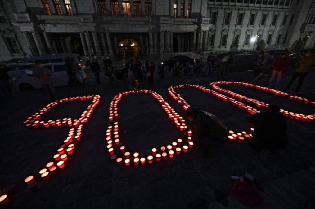 Vista de velas durante un homenaje en honor a las más de 9000 personas que fallecieron por COVID-19 en el país, en la Ciudad de Guatemala, el 26 de junio de 2021. (Foto de Johan ORDONEZ / AFP)