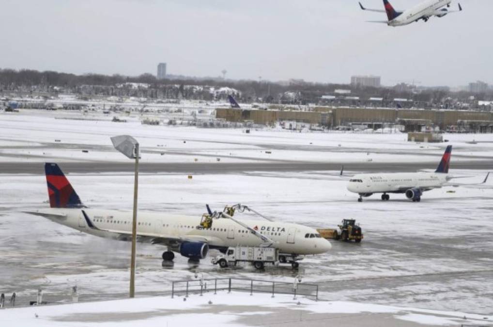 EEUU: La nieve paraliza el tráfico aéreo el Día de Acción de Gracias