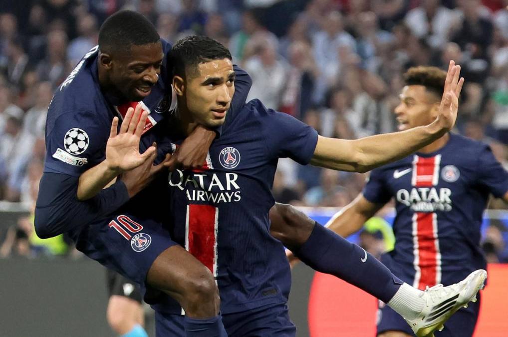 <i>Múnich (Alemania), 31/05/2025.- Achraf Hakimi (C) del PSG celebra con su compañero Ousmane Dembele tras marcar el primer gol durante la final de la UEFA Champions League entre el Paris Saint-Germain y el Inter de Milán en Múnich, Alemania, el 31 de mayo de 2025. (Liga de Campeones, Alemania) EFE/EPA/RONALD WITTEK</i>