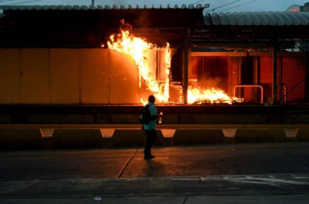 Las protestas están saliéndose de control y se reportan saqueos y vandalismo. Algunos de estos actos han alcanzado infraestructura pública y comercios.