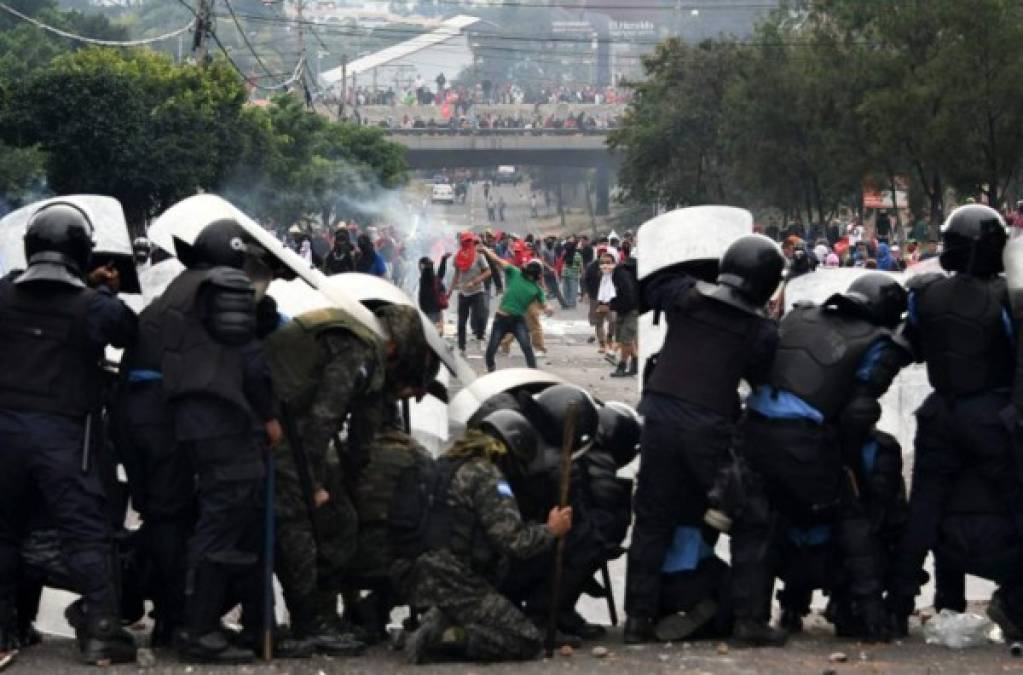 Los simpatizantes de la Alianza se han enfrentado con palos y piedras con la Policía que busca liberar los tramos bloqueados.