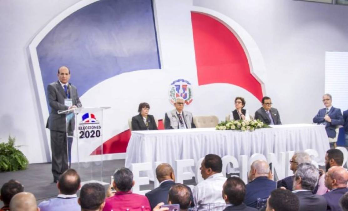 Suspenden elecciones en República Dominicana por fracaso del voto automatizado