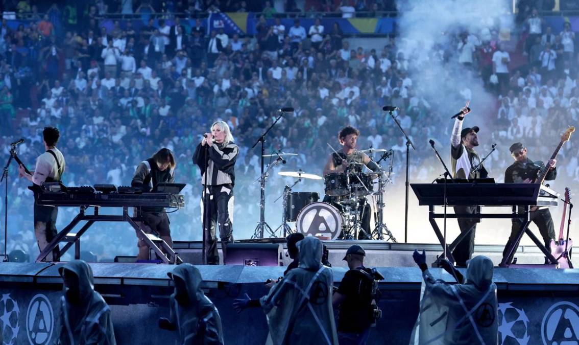 <i>Múnich (Alemania), 31/05/2025.- La banda estadounidense Linkin Park y la cantante Emily Armstrong actúan antes de la final de la UEFA Champions League entre el Paris Saint-Germain y el Inter de Milán en Múnich, Alemania, el 31 de mayo de 2025. (Liga de Campeones, Alemania) EFE/EPA/RONALD WITTEK</i>