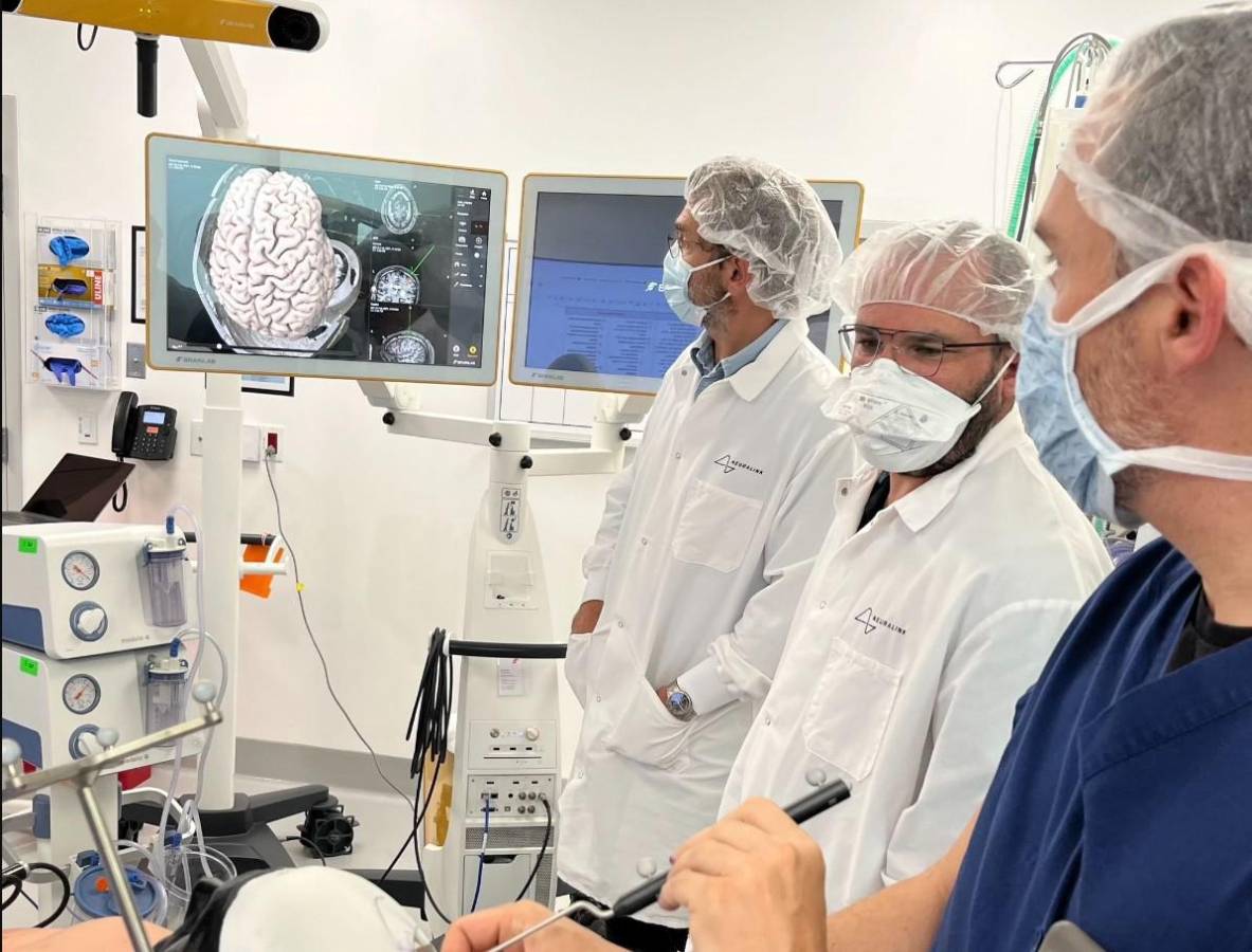 Elon Musk confirma que Neuralink instaló implante cerebral en primer paciente humano