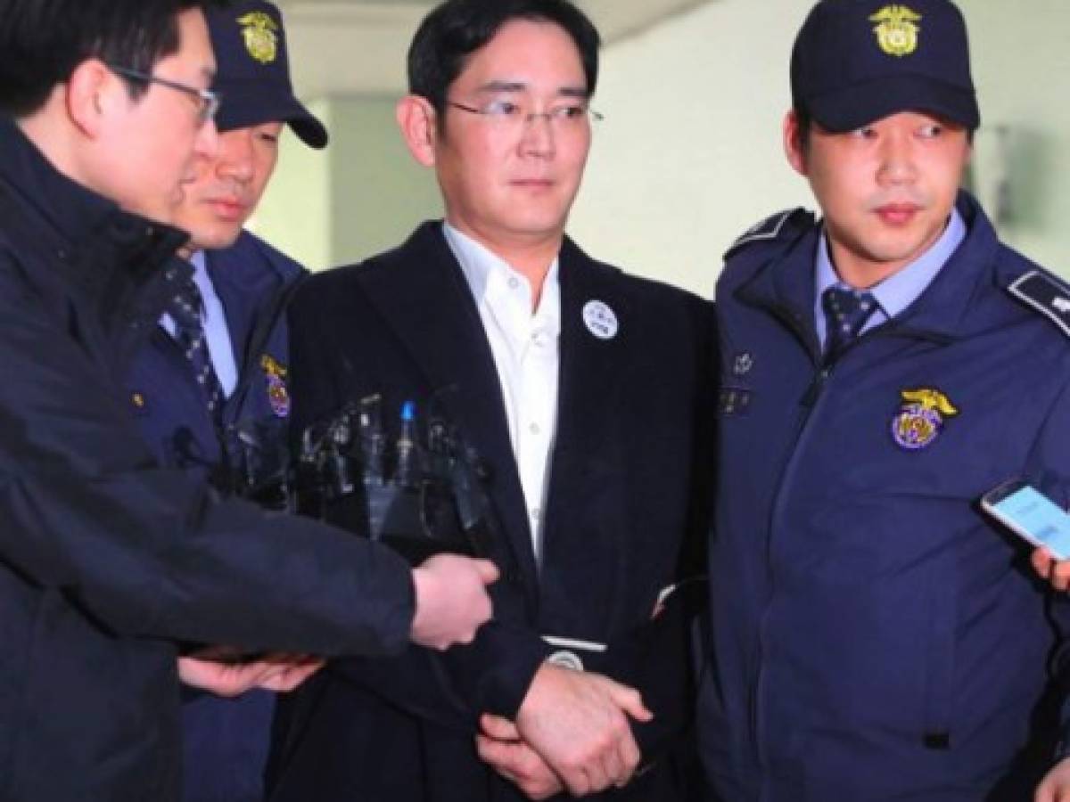 El heredero de Samsung comparece esposado a su interrogatorio