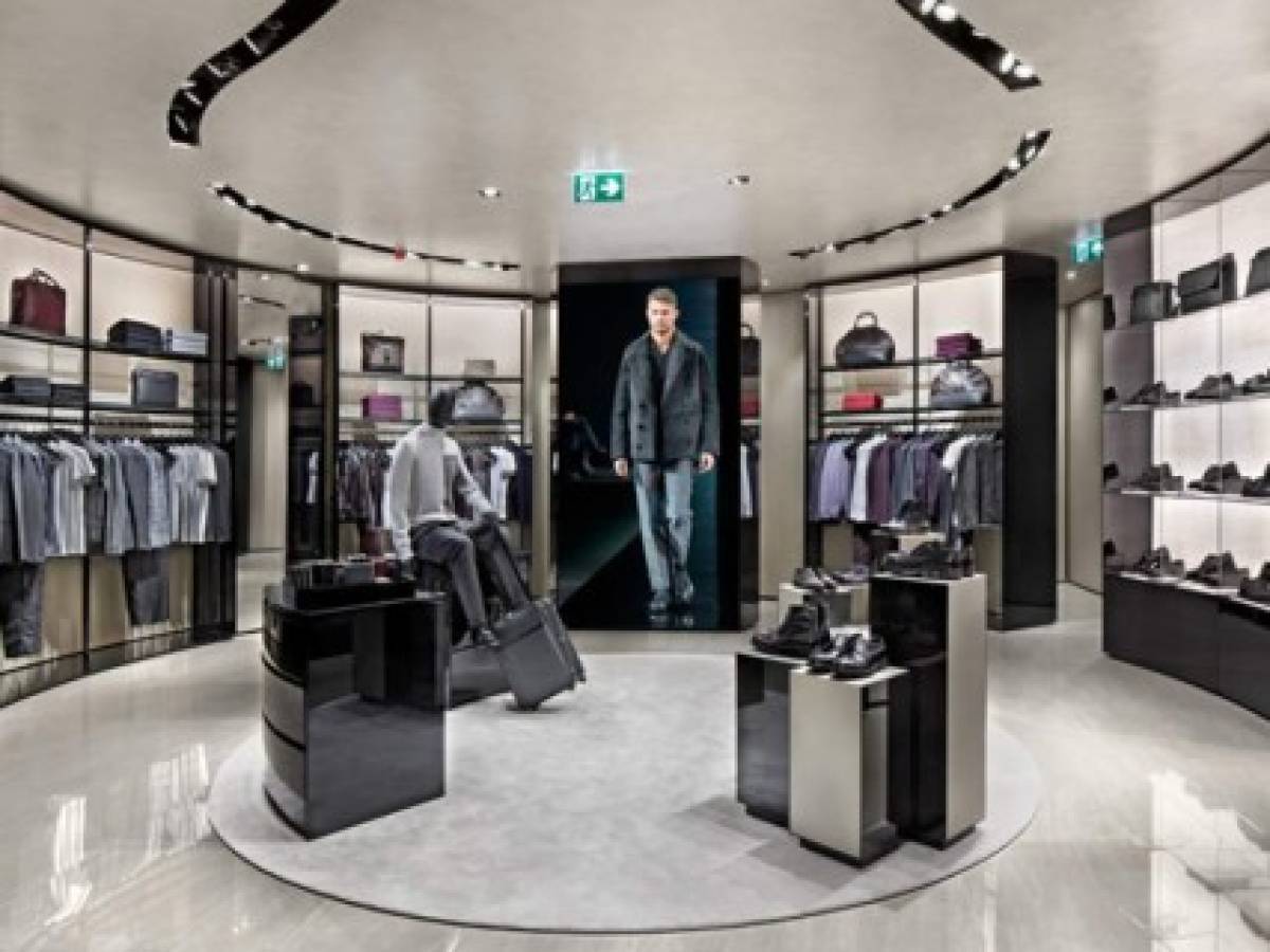 Armani moderniza sus marcas, red de tiendas ante caída de ventas