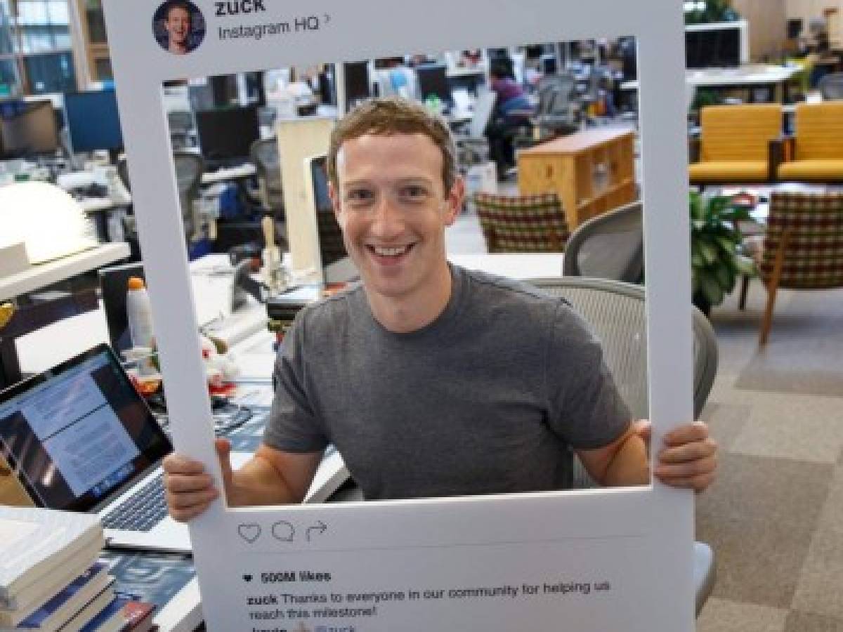 Mark Zuckerberg también cubre su webcam con cinta adhesiva
