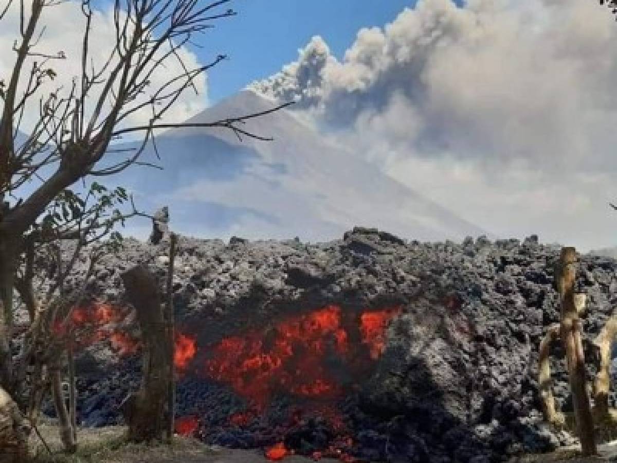 Flujo de lava del volcán de Pacaya amenaza a comunidad en Guatemala