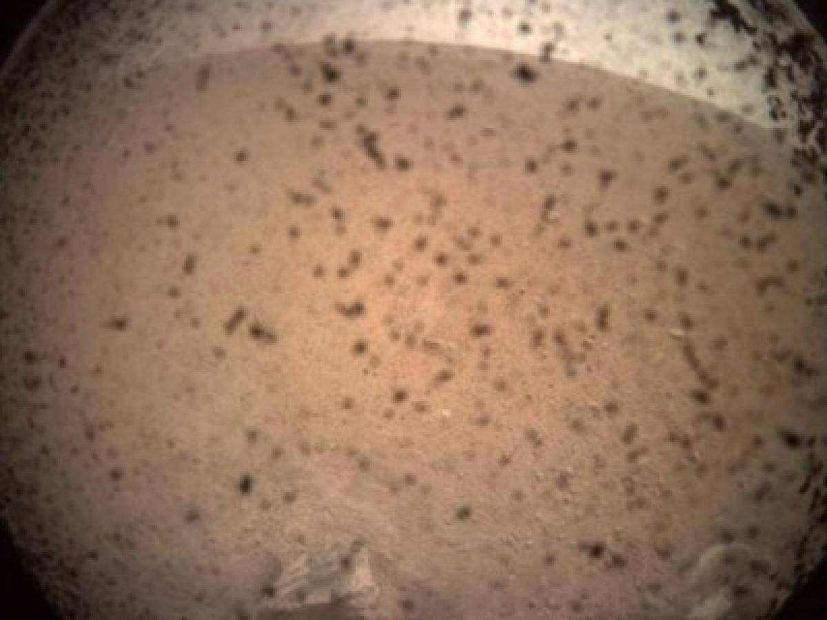 La primera foto fue enviada por dos satélites que acompañaron al InSight durante su travesía a Marte. 'Mi primera foto en #Marte', escribió NASA en una cuenta creada para el InSight en Twitter. La misión cuesta más de US$900 millones.