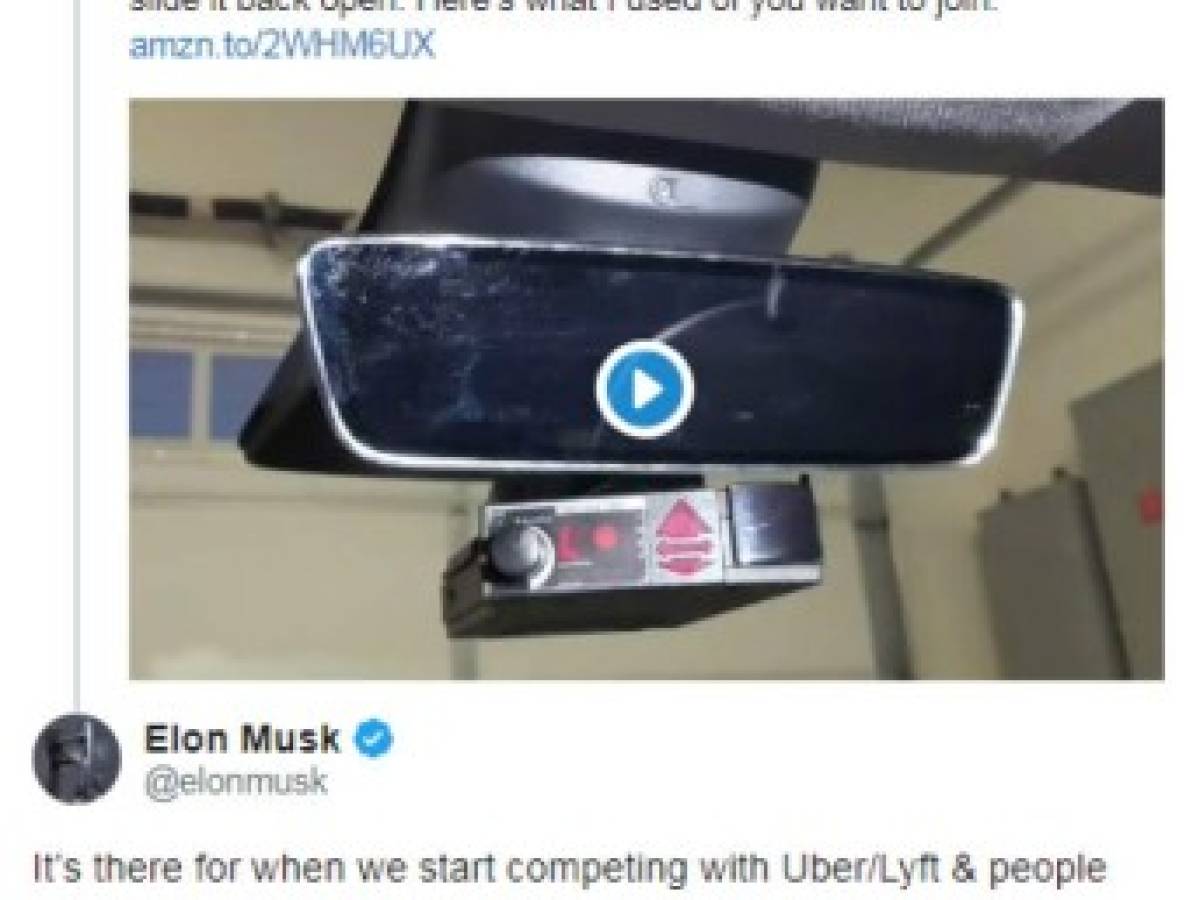 Tesla incluye cámara que ve hacia el interior de uno de sus autos