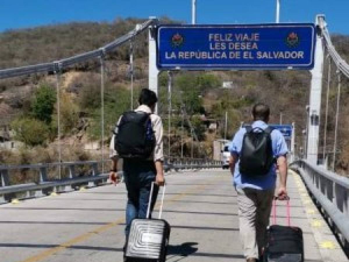 Según Migración y Extranjería, 'un 60 % de los salvadoreños que intentó ingresar por Las Chinamas decidió regresar a Guatemala, el otro 40 % estaría ingresando al país a cumplir una cuarentena de 30 días'. Según Migración y Extranjería, 'un 60 % de los salvadoreños que intentó ingresar por Las Chinamas decidió regresar a Guatemala, el otro 40 % estaría ingresando al país a cumplir una cuarentena de 30 días'.