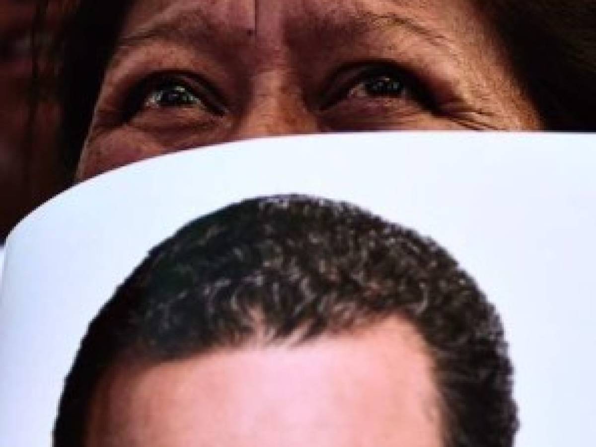 A supporter of the presidential candidate for the National Front of Convergence (FCN) party Jimmy Morales, listens during the closing rally of his campaign, in Guatemala City on October 22, 2015. Morales and the candidate for the National Union of Hope (Union Nacional de la Esperanza) party Sandra Torres will face in a run-off election on October 25. AFP PHOTO/ Rodrigo ARANGUA A supporter of the presidential candidate for the National Front of Convergence (FCN) party Jimmy Morales, listens during the closing rally of his campaign, in Guatemala City on October 22, 2015. Morales and the candidate for the National Union of Hope (Union Nacional de la Esperanza) party Sandra Torres will face in a run-off election on October 25. AFP PHOTO/ Rodrigo ARANGUA