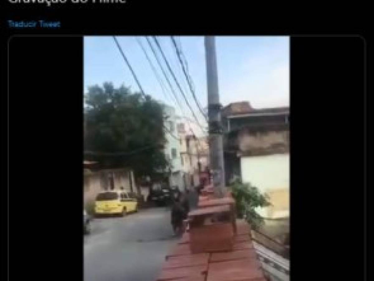 Tras una búsqueda inversa de las imágenes se encontró un tuit (E) del 20 de junio con el siguiente mensaje (originalmente en portugués): 'Morro do Timbau (Maré) Grabación de un video'. Otros resultados también dan cuenta de que la secuencia en realidad forma parte de la grabación de una serie de televisión de la plataforma brasileña GloboPlay. Tras una búsqueda inversa de las imágenes se encontró un tuit (E) del 20 de junio con el siguiente mensaje (originalmente en portugués): 'Morro do Timbau (Maré) Grabación de un video'. Otros resultados también dan cuenta de que la secuencia en realidad forma parte de la grabación de una serie de televisión de la plataforma brasileña GloboPlay.