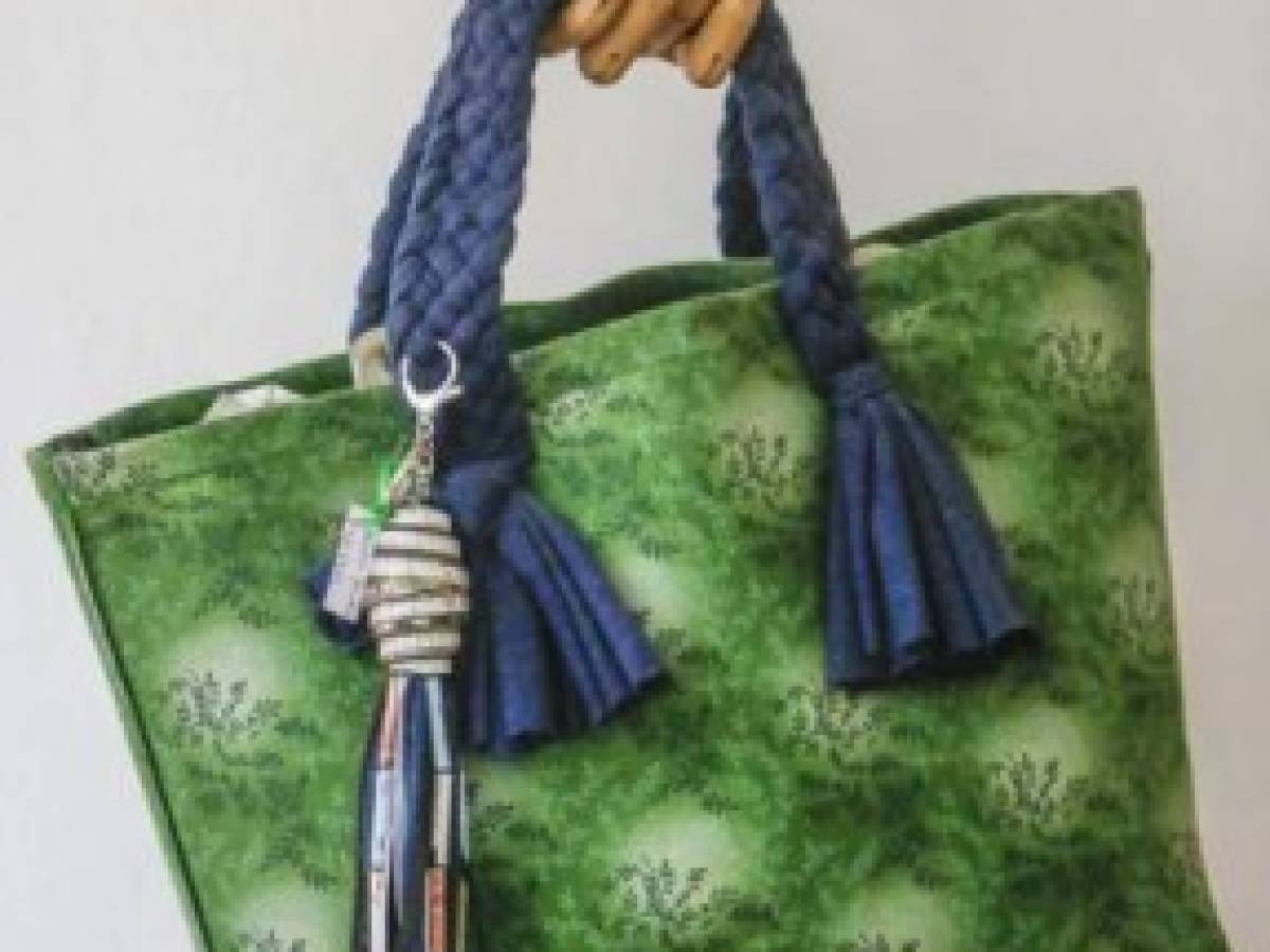 Esta cartera está elaborada con materiales reclicados (cuero y camisetas) y es una de las creaciones de Chureca Chic, una empresa social que crea moda a partir de residuos que luego se venden en Nueva York, Londres o Barcelona.