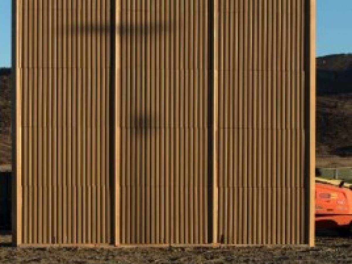 Los prototipos del muro de Trump ya se levantan en el desierto
