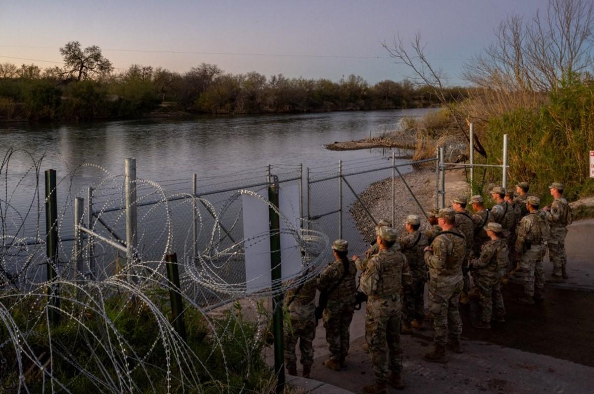 Ordenan cortar alambre de púas que se instaló en frontera EEUU con México para disuadir cruce de migrantes