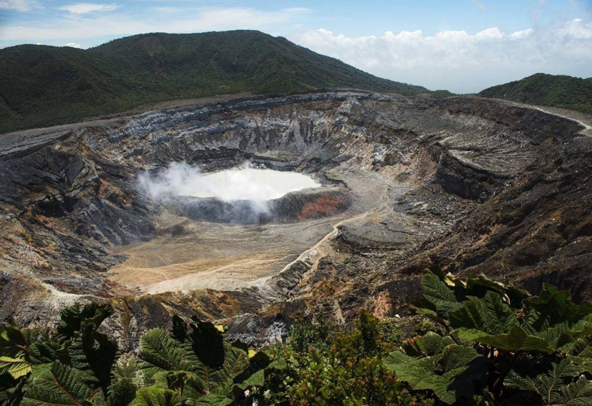 Actividad del volcán Poás inquieta en Costa Rica