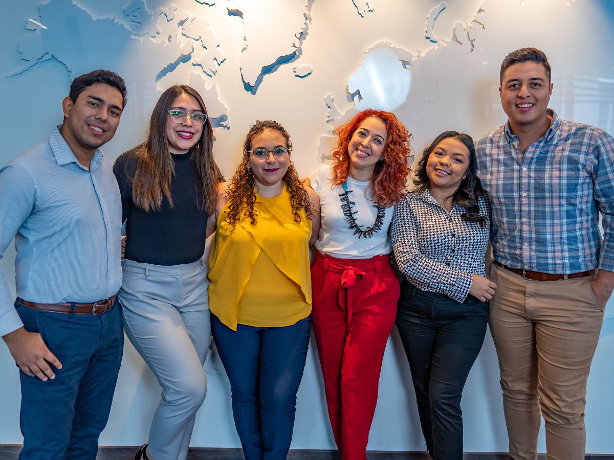 La empresa tiene un plantel conformado por 19.600 profesionales. La empresa tiene un plantel conformado por 19.600 profesionales.