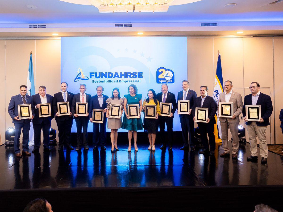 Se entregó reconocimiento a las empresas fundadoras. Se entregó reconocimiento a las empresas fundadoras.