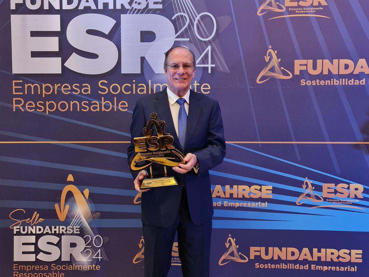 Fauzy Salomon Rishmawy, CEO de Equipos Industriales, recibió el reconocimiento. Fauzy Salomon Rishmawy, CEO de Equipos Industriales, recibió el reconocimiento.