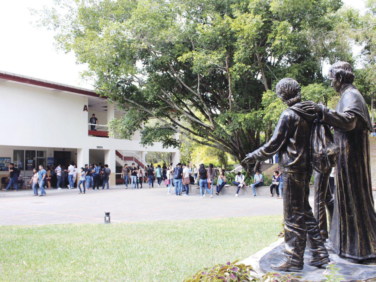 Universidad Don Bosco: 40 años formando generaciones de profesionales Universidad Don Bosco: 40 años formando generaciones de profesionales