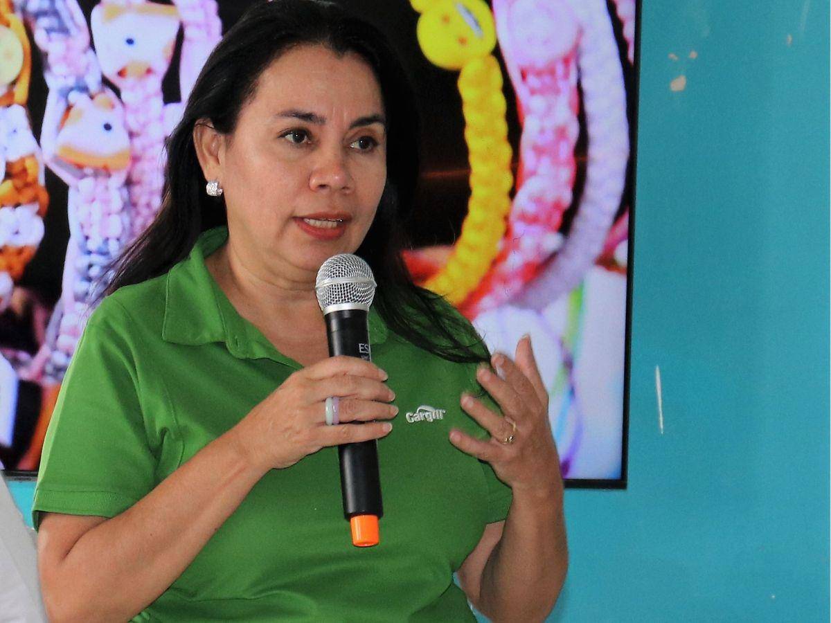 Liliana Barahona, gerenta de RSE de Cargill, se dirige al grupo de emprendedoras que participaron en la feria. Liliana Barahona, gerenta de RSE de Cargill, se dirige al grupo de emprendedoras que participaron en la feria.