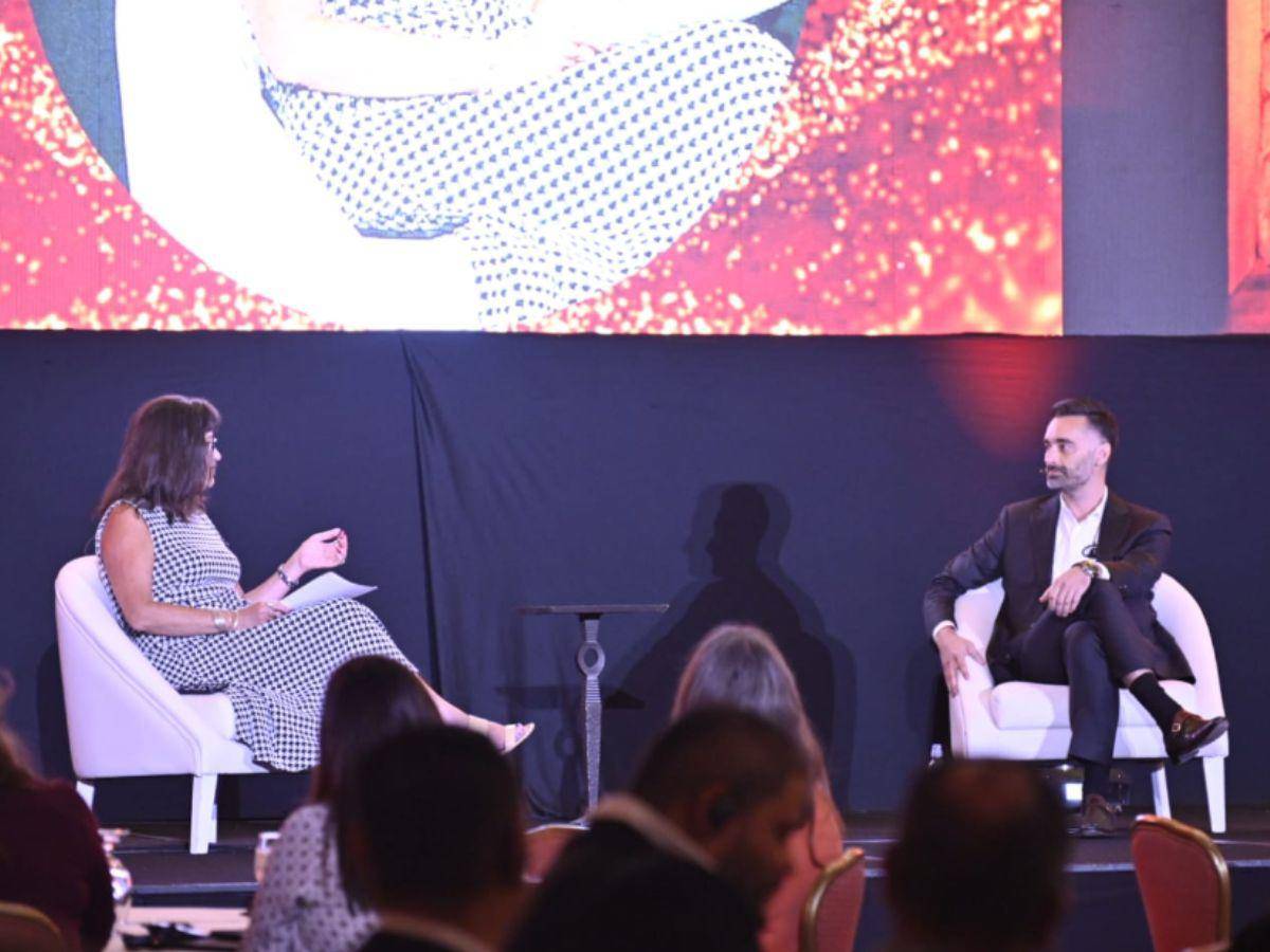 Durante el evento, Wallace participó en una charla informal (fireside chat) con Maribeth McCarthy, Directora de Desarrollo de Negocio para Norteamérica en Mastercard.