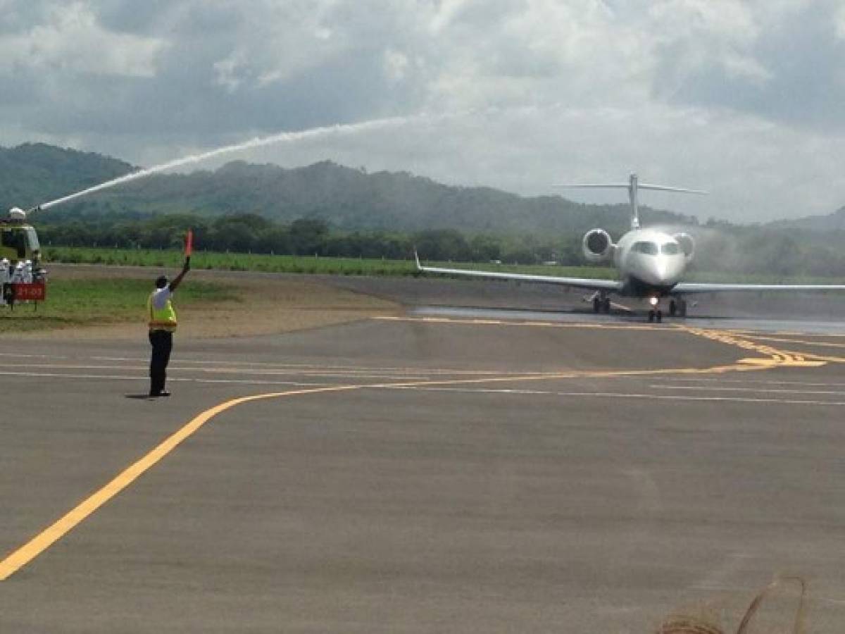 La ceremonia inaugural. La unidad de Bomberos baña de agua el jet privado matrícula N670CP, en el que viajó la mamá de Carlos Pellas, la señora Carmen Chamorro Benard (doña Nena). La ceremonia inaugural. La unidad de Bomberos baña de agua el jet privado matrícula N670CP, en el que viajó la mamá de Carlos Pellas, la señora Carmen Chamorro Benard (doña Nena).