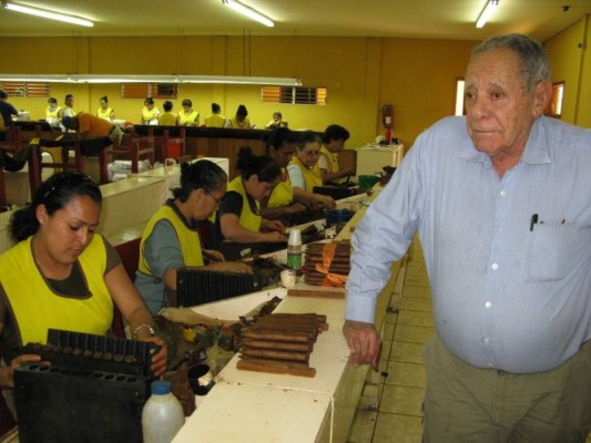 Orlando Padrón en la fábrica de Padrón Cigar´s en Estelí, Nicaragua, planta que instaló en 1967 y que sufrió de insurrección armada, quema y saqueos, entre otros incidentes. Foto Roberto Fonseca.
