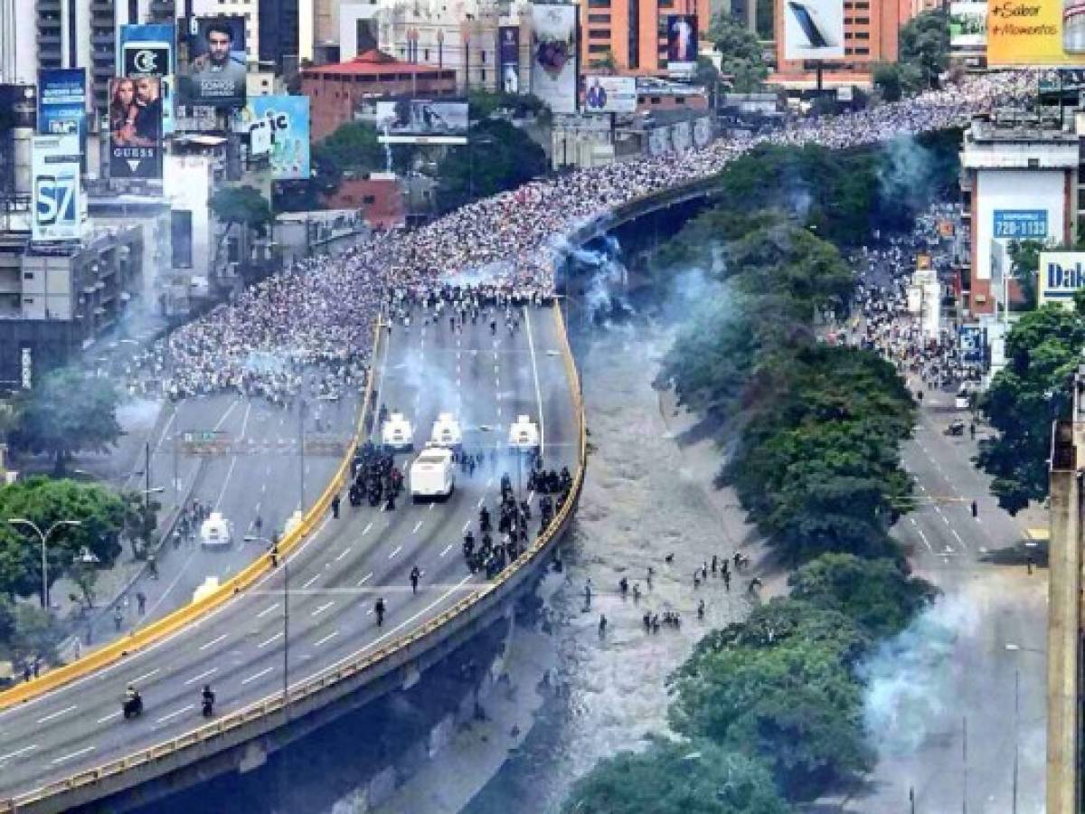 Venezuela: Mueren dos jóvenes por disparos en cabeza durante protestas de oposición