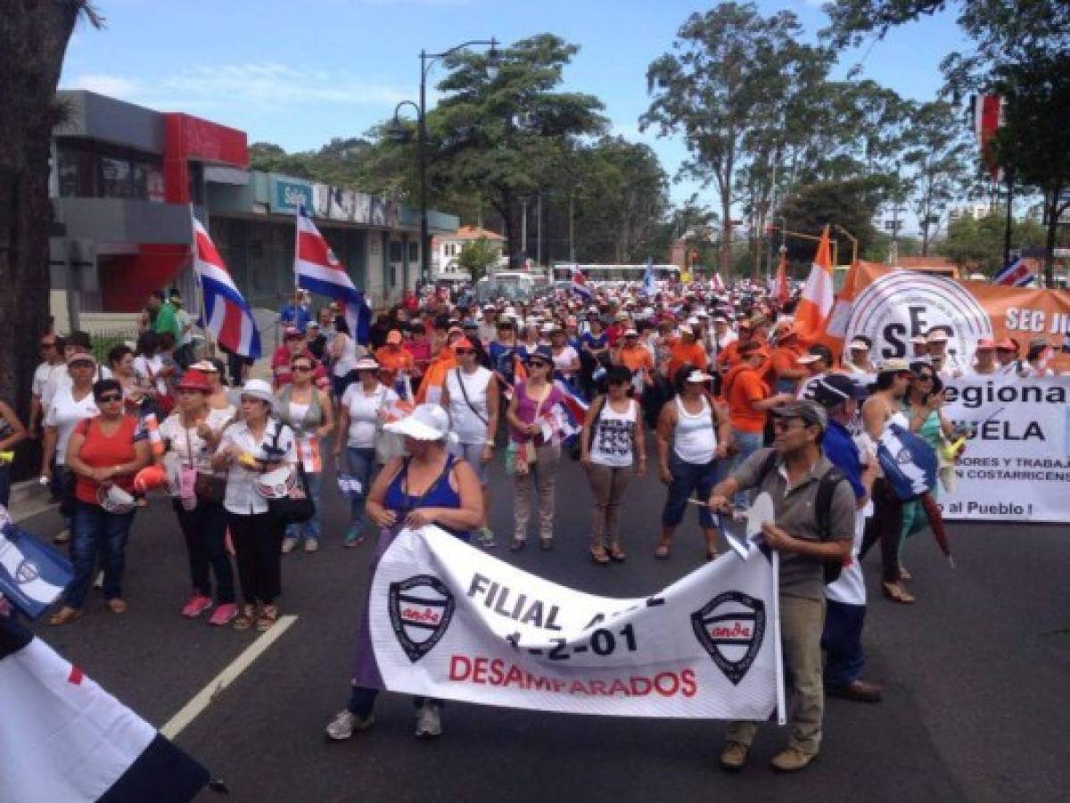 Costa Rica: educadores se mantienen en huelga